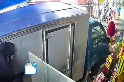 Xe tải bị ô tô đi sau tông trúng, lao thẳng vào sạp hàng hóa ven đường
