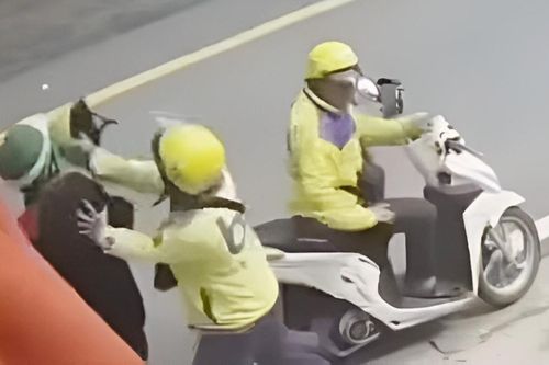 TP.HCM: Tài xế xe công nghệ cầm mũ bảo hiểm đánh khách