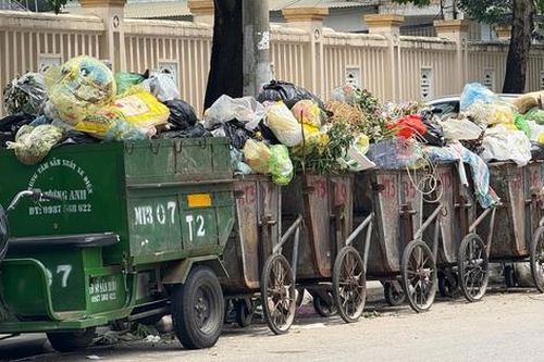 Người dân ngăn xe chở rác vào khu xử lý, rác thải ùn ứ ở thành phố Thanh Hóa