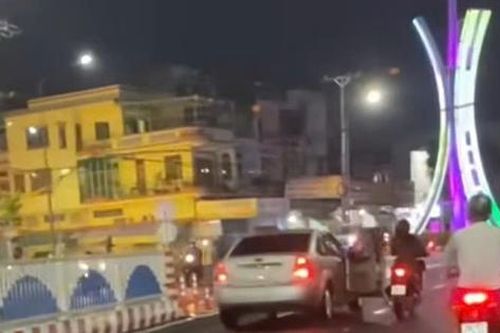 Đồng Tháp: Người phụ nữ 'đại náo' đường phố, rượt theo ô tô, đập bể kính xe