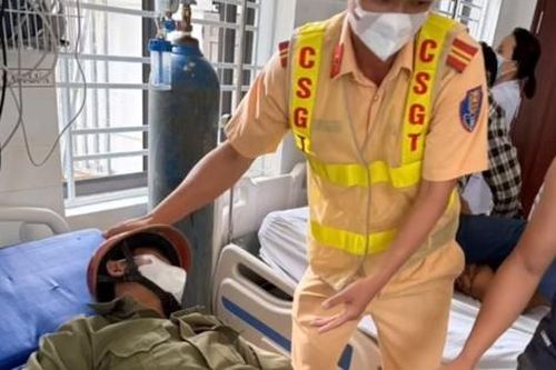 Cảnh sát giao thông kịp thời đưa người đàn ông ngất xỉu bên đường đi cấp cứu