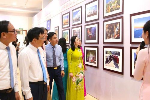 Triển lãm ảnh 'Đất nước, con người ASEAN' là sự kiện văn hóa tiêu biểu của Lễ hội Làng Sen năm 2025