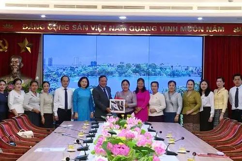 Phụ nữ Hà Nội và Viêng chăn hợp tác hiệu quả