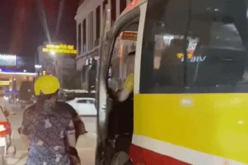 Xử phạt lái xe buýt mở cửa va vào xe máy