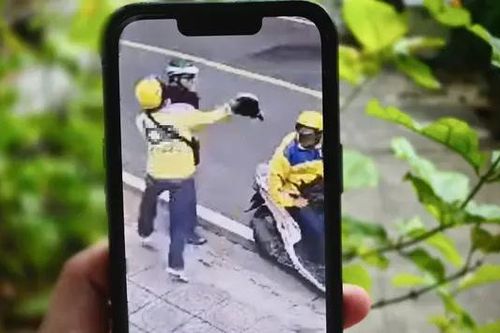 Tài xế xe công nghệ đánh khách ngay trên phố