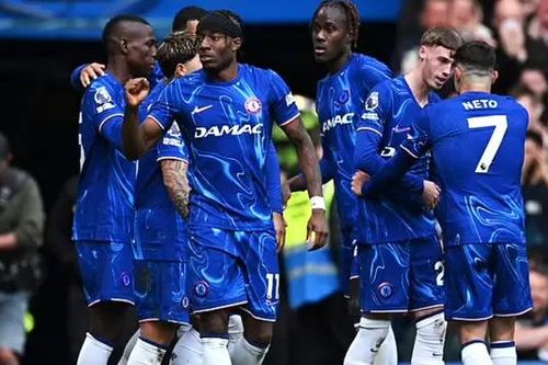 Chelsea hụt hơi trong cuộc đua dự Champions League