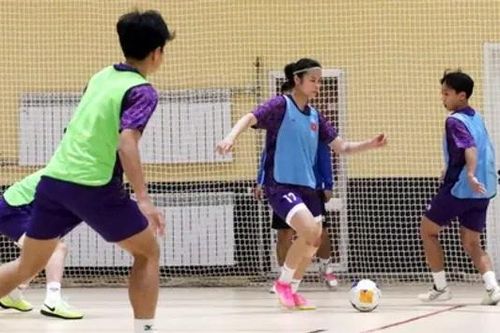 Futsal nữ Việt Nam chuẩn bị trước trận gặp Nhật Bản