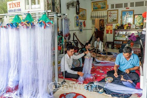 Gia đình làm lưới 3 thế hệ