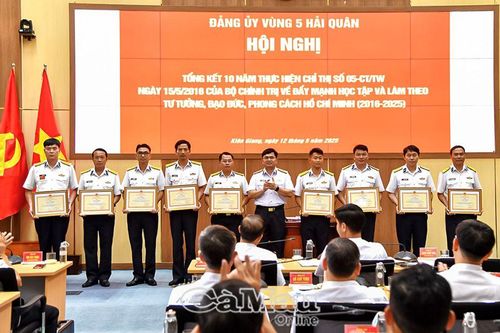 Khen thưởng 9 tập thể,12 cá nhân có thành tích tốt trong 10 năm thực hiện Chỉ thị số 05-CT/TW của Bộ Chính trị