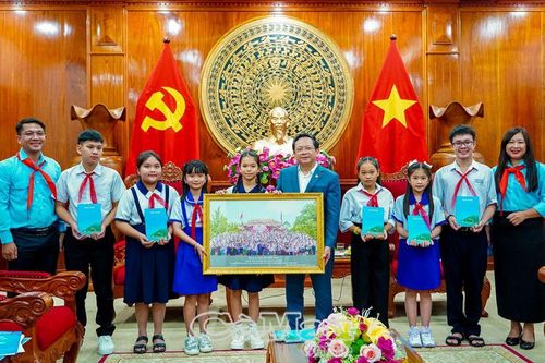 Thường trực Tỉnh ủy gặp gỡ đoàn đại biểu Cà Mau dự Đại hội Cháu ngoan Bác Hồ toàn quốc