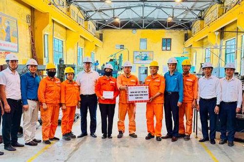 Tổng công ty Phát điện 1 thăm hỏi, động viên người lao động Công ty Nhiệt điện Uông Bí