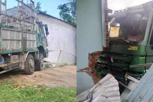 Xe tải đang chạy bất ngờ tông sập nhà dân, bé 5 tháng tuổi tử vong thương tâm