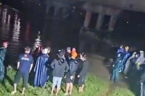 Mẹ ôm em gái 7 tháng tuổi nhảy xuống sông, chị gái nghẹn ngào khóc trên cầu tiết lộ điều đau lòng