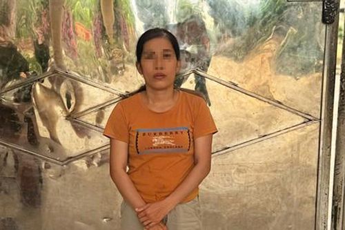 Mâu thuẫn, vợ dùng dao đâm vào cổ chồng rồi đến Công an xã tự thú