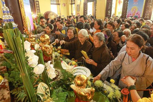 Phật tử cung kính mừng Đại lễ Phật đản 2025 tại chùa Quán Sứ