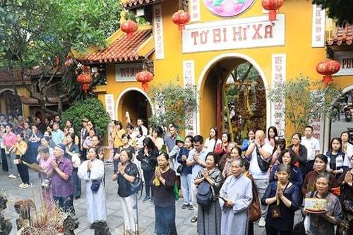 Người dân chen chân chiêm bái, tắm Phật ở chùa Quán Sứ