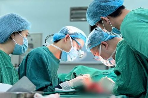 Vi phẫu cứu ngón tay đứt lìa cho nam công nhân