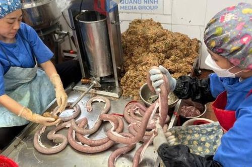 Phát hiện cơ sở chế biến lòng dồi không rõ nguồn gốc ở Hạ Long