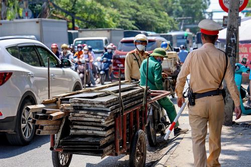 Xử lý nghiêm xe ba bánh tự chế chở hàng cồng kềnh