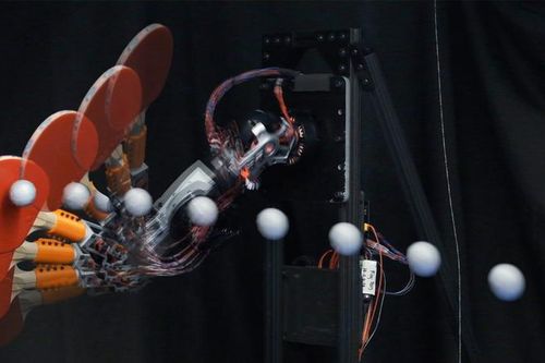 Robot chơi bóng bàn với độ chính xác vượt trội