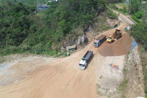 Bắc Kạn: Bãi tập kết quặng trái phép trên đỉnh đèo Gió
