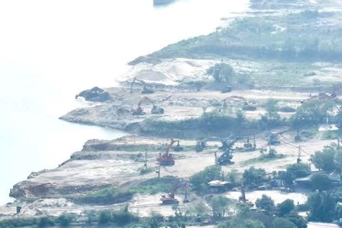 Sông Hồng 'oằn mình' gánh các điểm tập kết vật liệu xây dựng