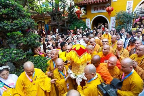 Hà Nội: Đông đảo người dân nghênh đón Xá lợi Phật Thích Ca Mâu Ni