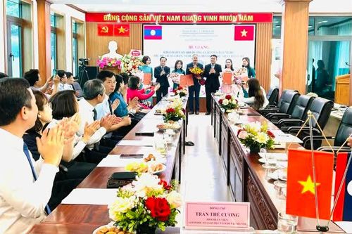 Hà Nội trao Chứng chỉ đào tạo cho Đoàn giáo viên dạy nghề Thủ đô Viêng Chăn