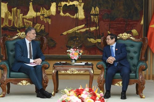 Thủ tướng Phạm Minh Chính tiếp Đại sứ Cộng hòa Pháp tại Việt Nam Olivier Brochet