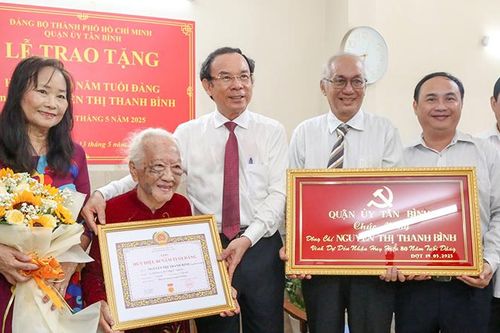 Trao Huy hiệu 80 năm tuổi Đảng cho Đảng viên Nguyễn Thị Thanh Bình