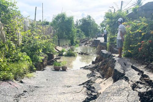 Cần Thơ: Sạt lở nghiêm trọng tuyến đường nông thôn dài 46m
