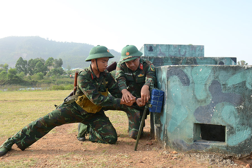Gắn bó với bộ đội bằng tình thương và trách nhiệm