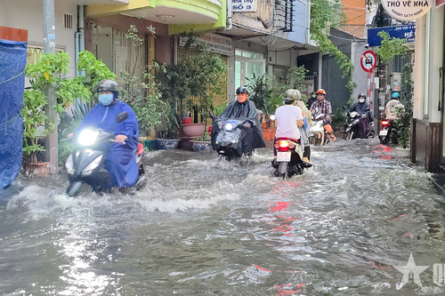 Trung tâm Cần Thơ ngập sâu, người dân vất vả di chuyển sau cơn mưa đầu mùa