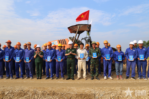 Trao 297 suất quà tặng đoàn viên công đoàn có hoàn cảnh khó khăn trong dịp Tháng Công nhân 2025