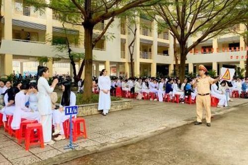 1.200 học sinh tìm hiểu về Luật Giao thông