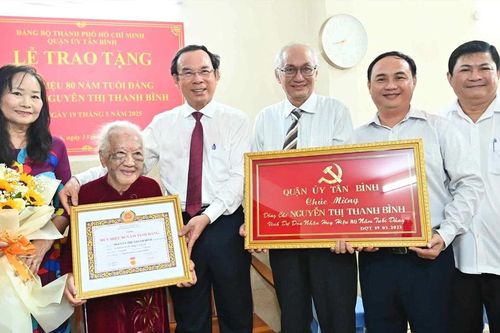 Bí thư Thành ủy TPHCM Nguyễn Văn Nên trao Huy hiệu 80 năm tuổi Đảng đến đồng chí Nguyễn Thị Thanh Bình
