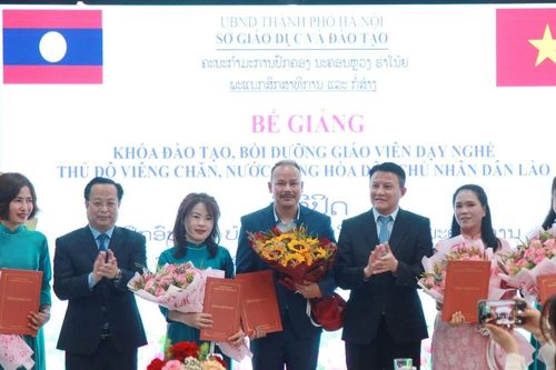 Giáo viên Lào đến Hà Nội học nghề nấu ăn, thiết kế đồ họa, tạo mẫu tóc