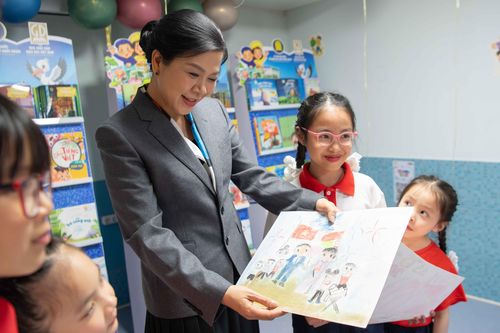 Bức tranh học sinh lớp tiếng Việt tại Belarus tặng Phu nhân Ngô Phương Ly