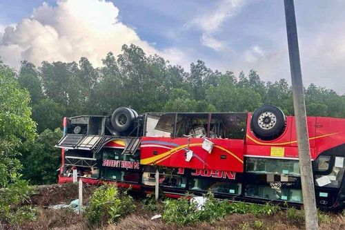 Xe khách giường nằm lật ngửa giữa đêm mưa, 20 người may mắn thoát nạn