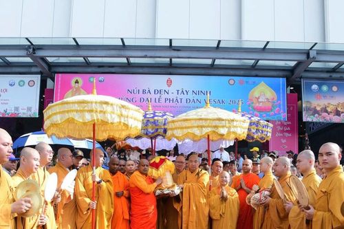 Cung rước Xá lợi Đức Phật từ núi Bà Đen về chùa Quán Sứ