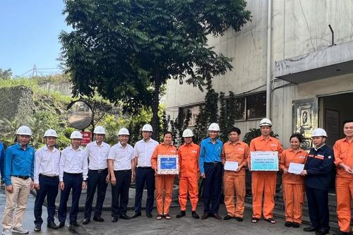 Lãnh đạo EVNGENCO1 thăm và tặng quà người lao động tại Công ty cổ phần Nhiệt điện Quảng Ninh