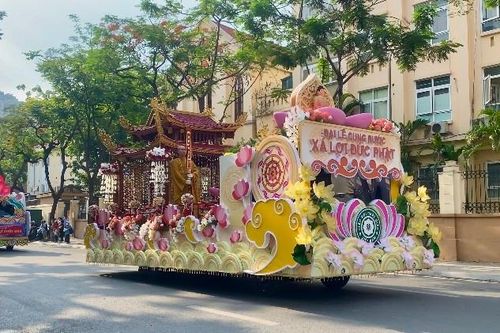Hà Nội: Hàng nghìn phật tử thành kính nghênh đón xá lợi Đức Phật tại chùa Quán Sứ