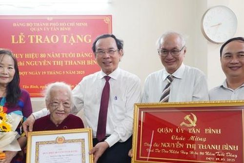 Bí thư TPHCM Nguyễn Văn Nên trao Huy hiệu 80 năm tuổi Đảng cho cán bộ tiền khởi nghĩa