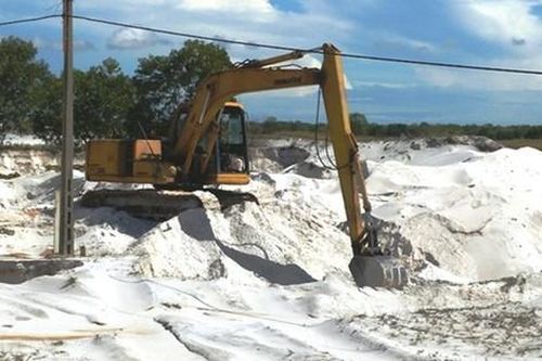 Huy động máy kéo, máy xúc lật đào trộm cát, 2 người bị phạt hơn 100 triệu đồng