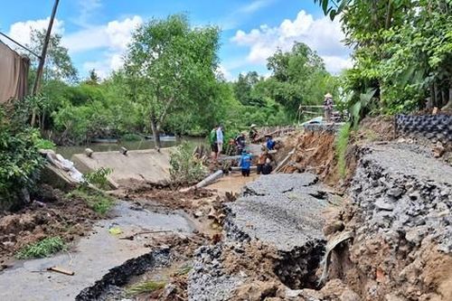 Sạt lở, hàng chục mét đường sụp xuống sông