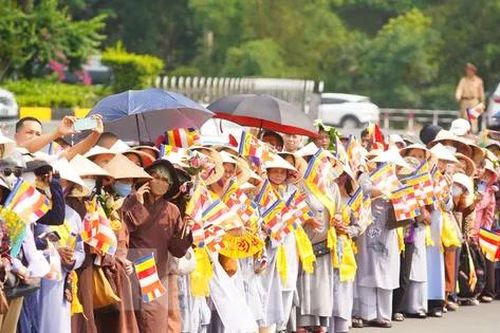Hàng nghìn người chờ đoàn rước xá lợi Phật bên ngoài sân bay Nội Bài và cổng chùa Quán Sứ