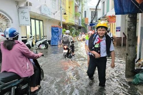 Cần Thơ ngập sâu, người dân vất vả di chuyển sau cơn mưa cuối ngày