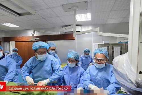 Thay van động mạch chủ qua da cho bệnh nhân 66 tuổi