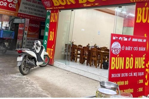 Quán bún bò ở Hà Nội nhận 'bão chỉ trích' vì bảng quảng cáo gây tranh cãi