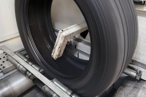 Dán mút tiêu âm có giúp lốp xe chống ồn được hay không?